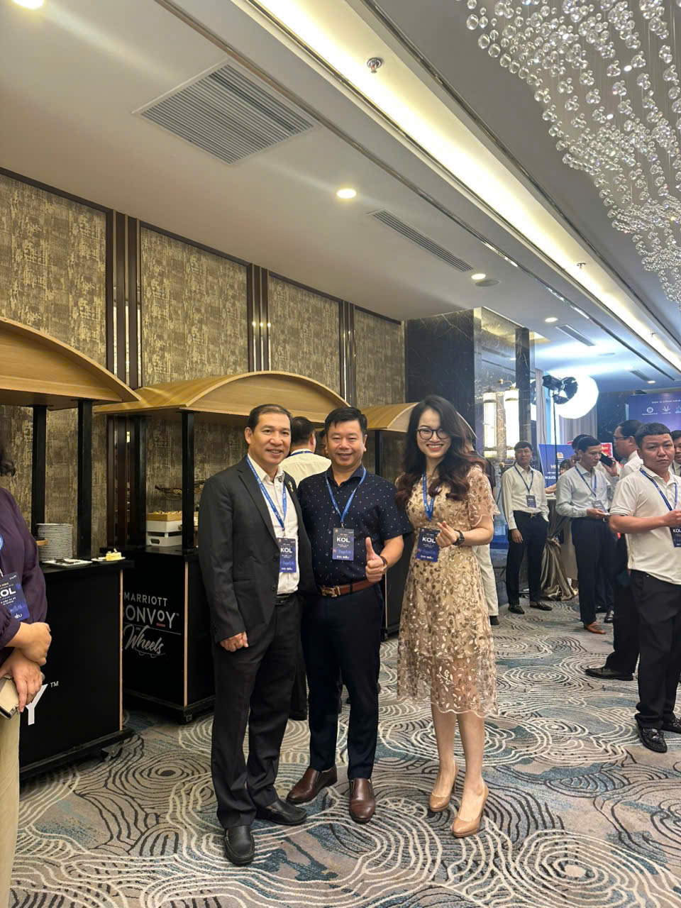 Chị Nguyễn Thị Hồng Vân - Giám đốc Marketing Trường Sinh Group, cùng anh Trần Văn Hiệp - đại diện A05 Bộ Công an, và NSƯT Quang Thắng (từ phải sang trái)