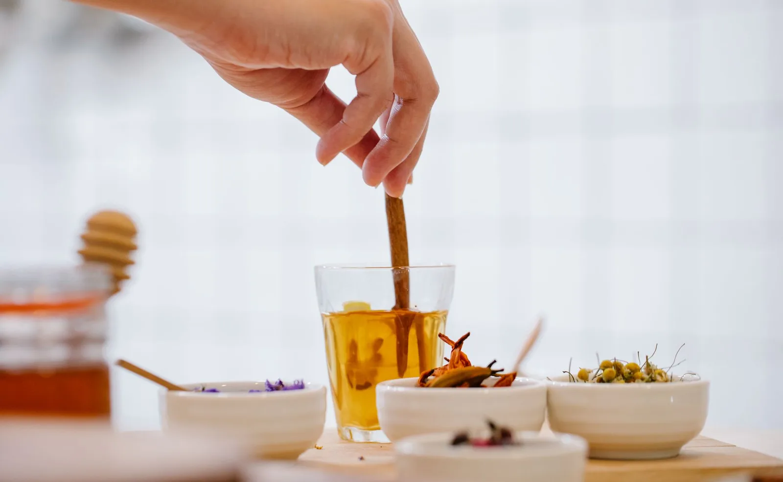 蜂蜜に漬けた薬用植物の根 — 写真: Anna Pou / Pexels