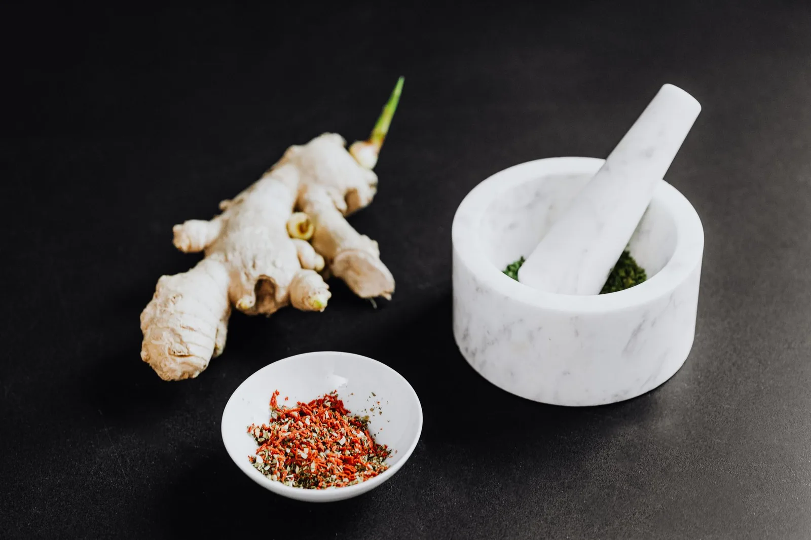 Rễ thảo dược tươi được làm sạch và thái lát
