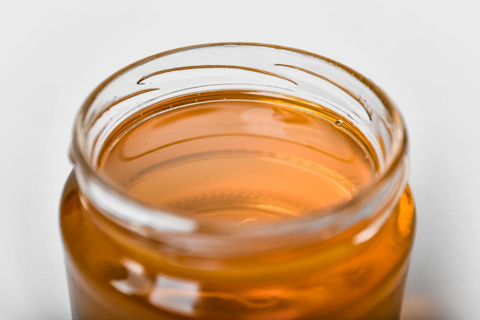Preparing a clean glass jar for soaking honey — Photo: Adonyi Gábor / Pexels