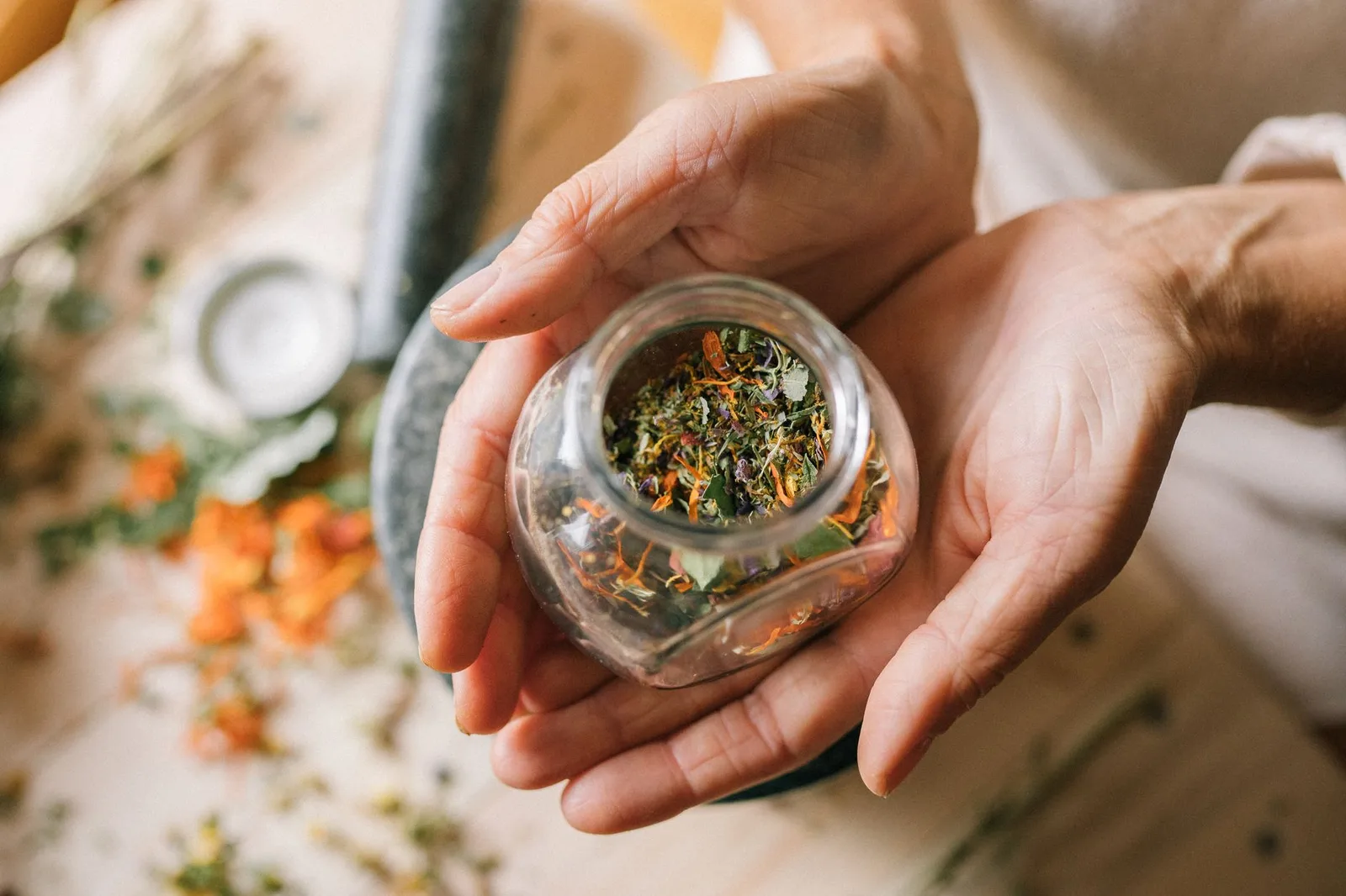 약초 뿌리를 꿀에 담아 밀폐한 유리병 — 사진: Yan Krukau / Pexels