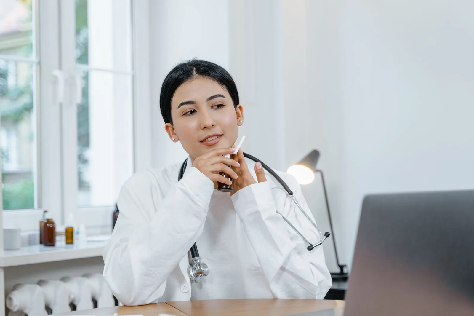 Bác sĩ tư vấn người bệnh về thuốc và thảo dược