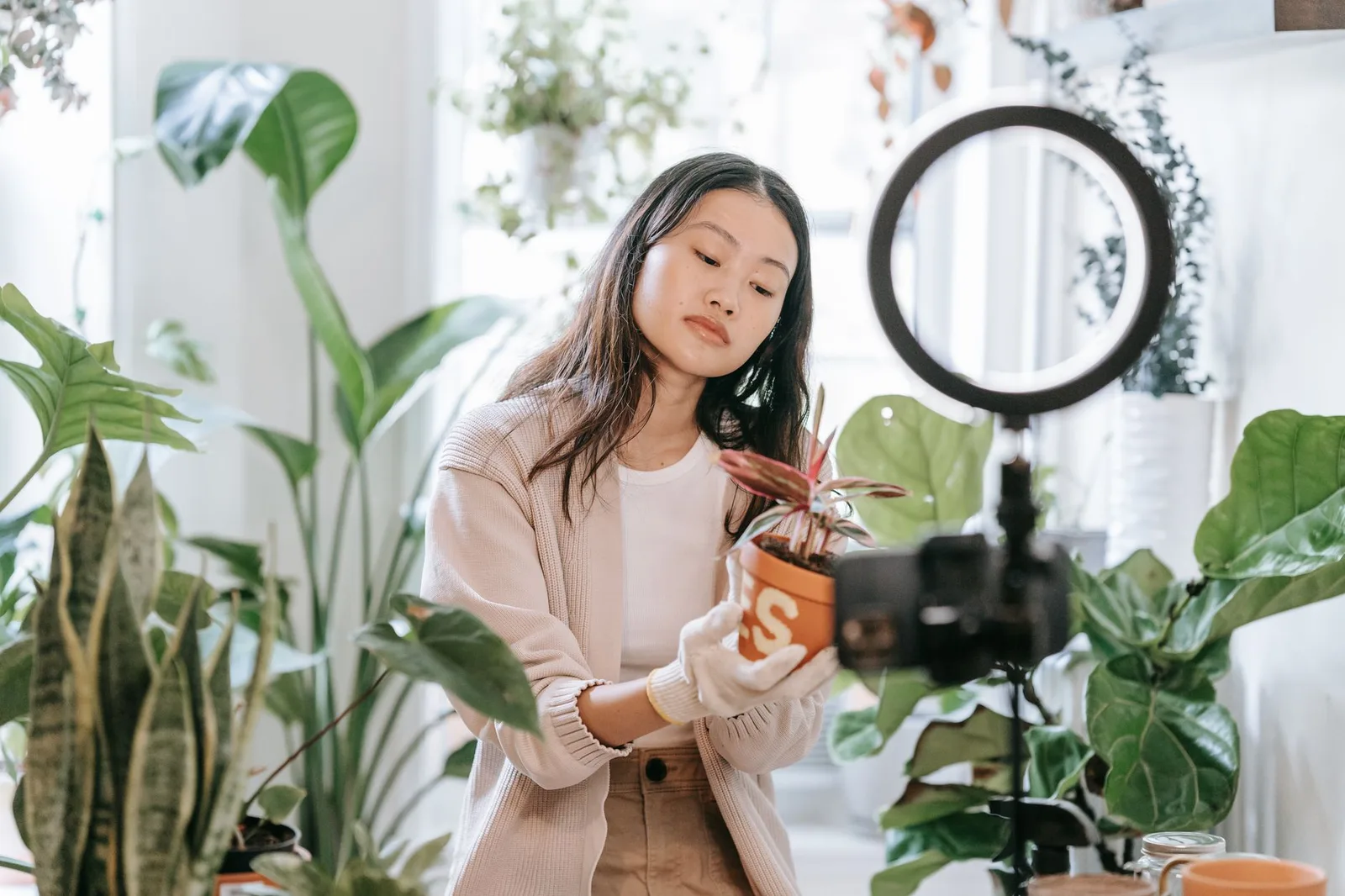 Người phụ nữ châu Á ghi chép các chỉ số sức khỏe