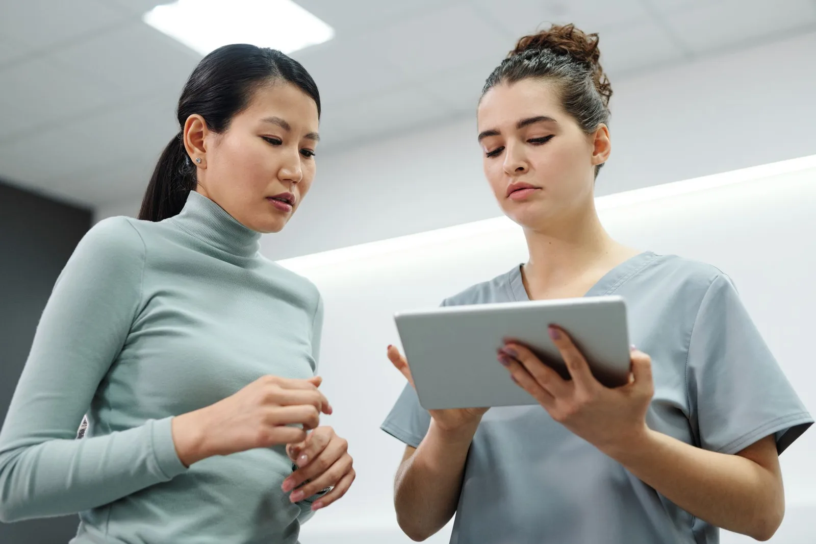 Bác sĩ tư vấn dùng thuốc an toàn cho bệnh nhân châu Á — Ảnh: Cedric Fauntleroy / Pexels
