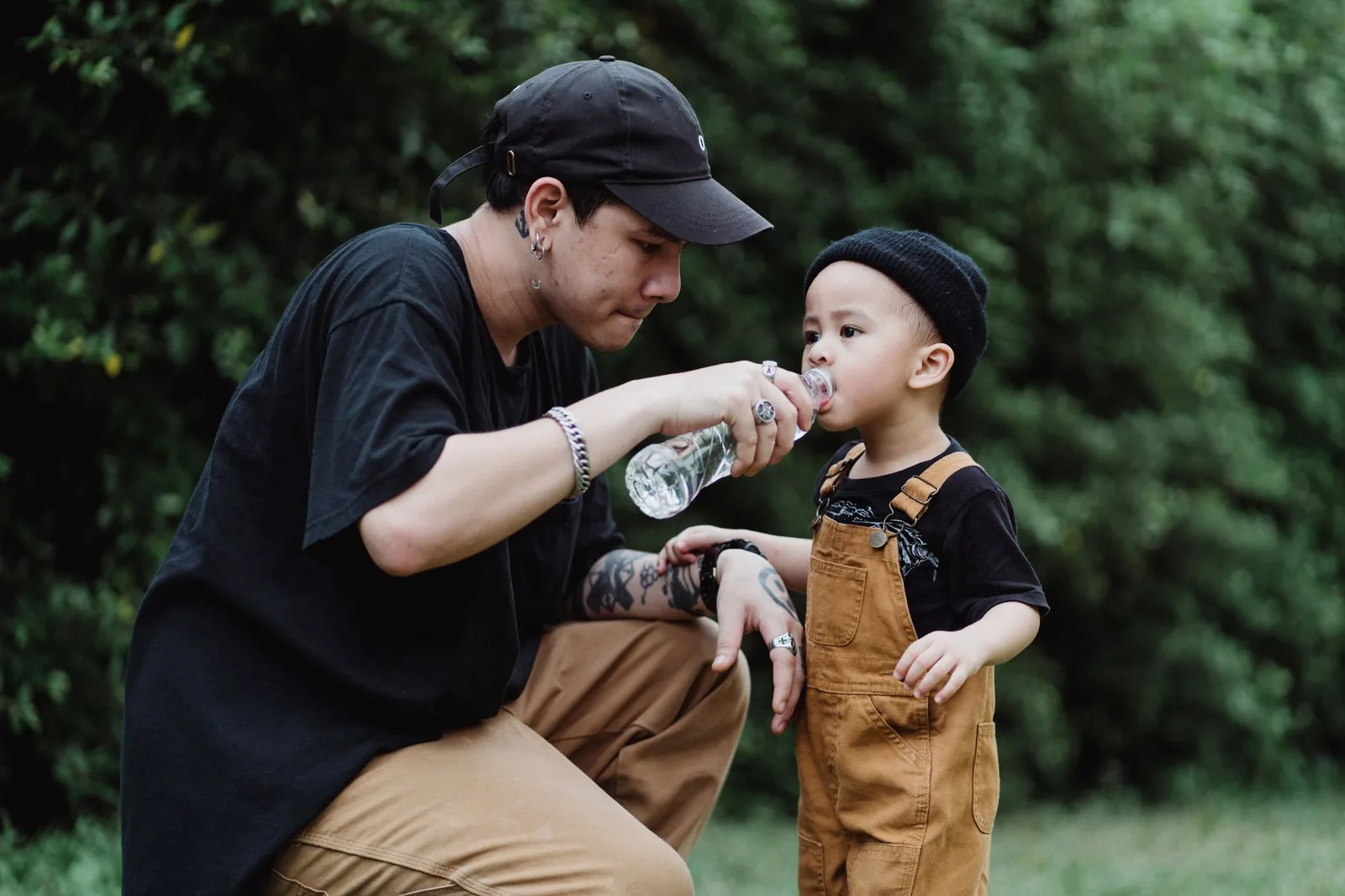 Trẻ em, người lớn và người cao tuổi uống nước theo nhu cầu
