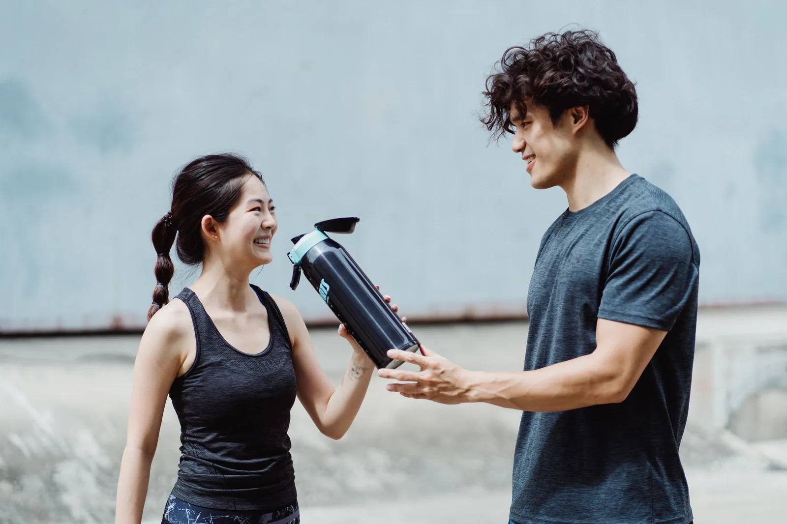 Người châu Á uống nước sau khi vận động