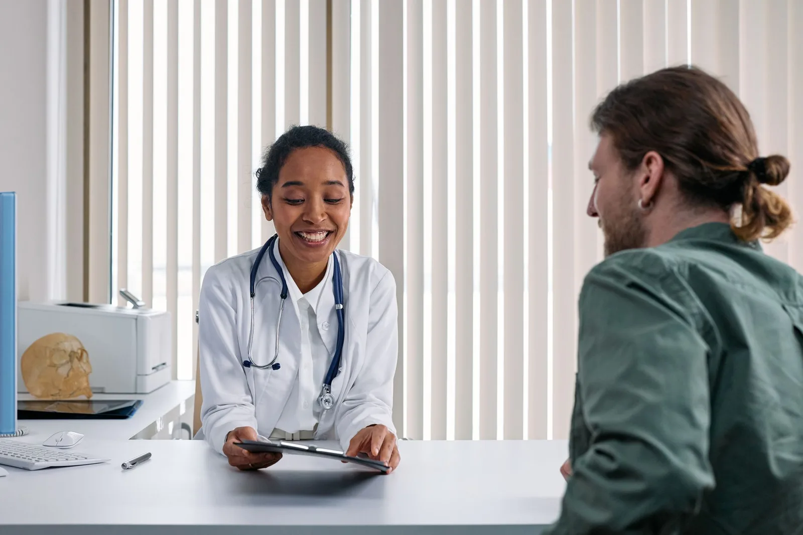 Doctor advising a patient about signs that require medical attention — Photo: cottonbro studio / Pexels