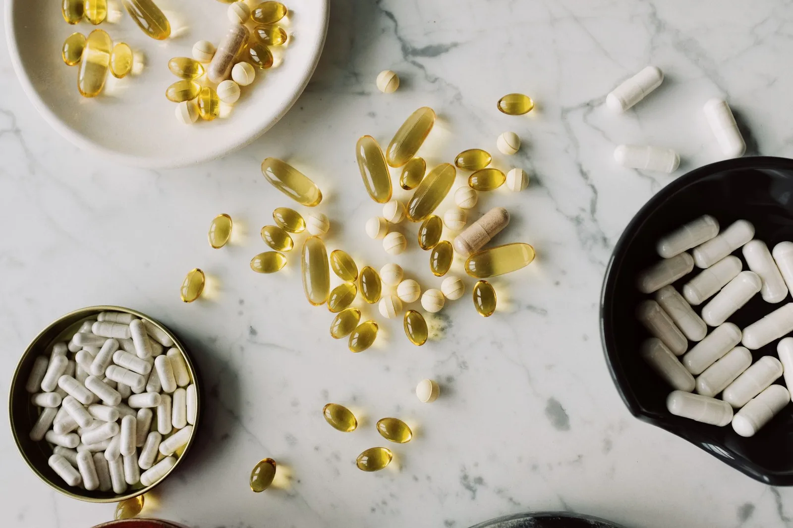 Capsules and herbal ingredients arranged on a table — Photo: ready made / Pexels