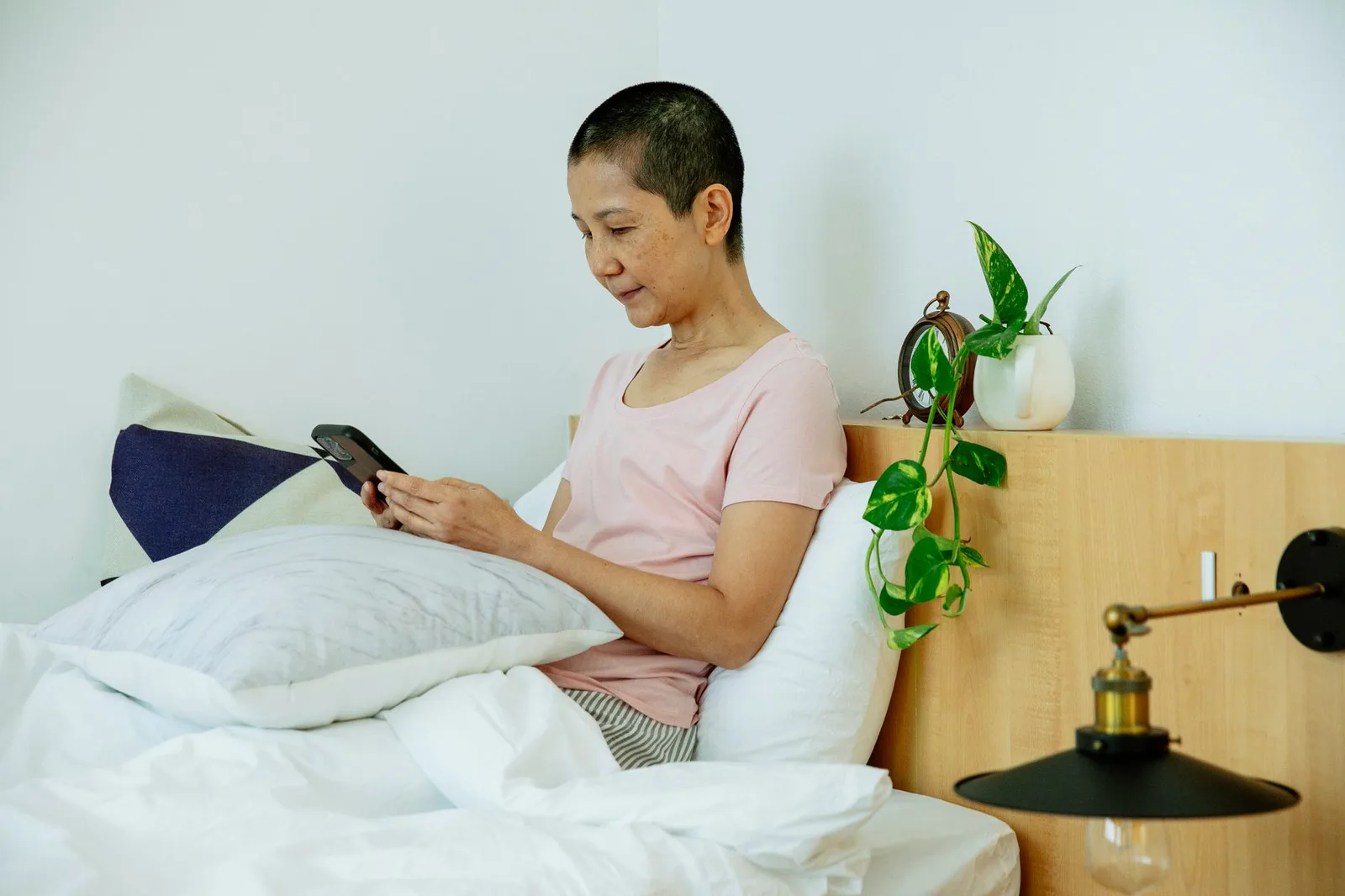 Người phụ nữ đọc kỹ nhãn sản phẩm trước khi sử dụng