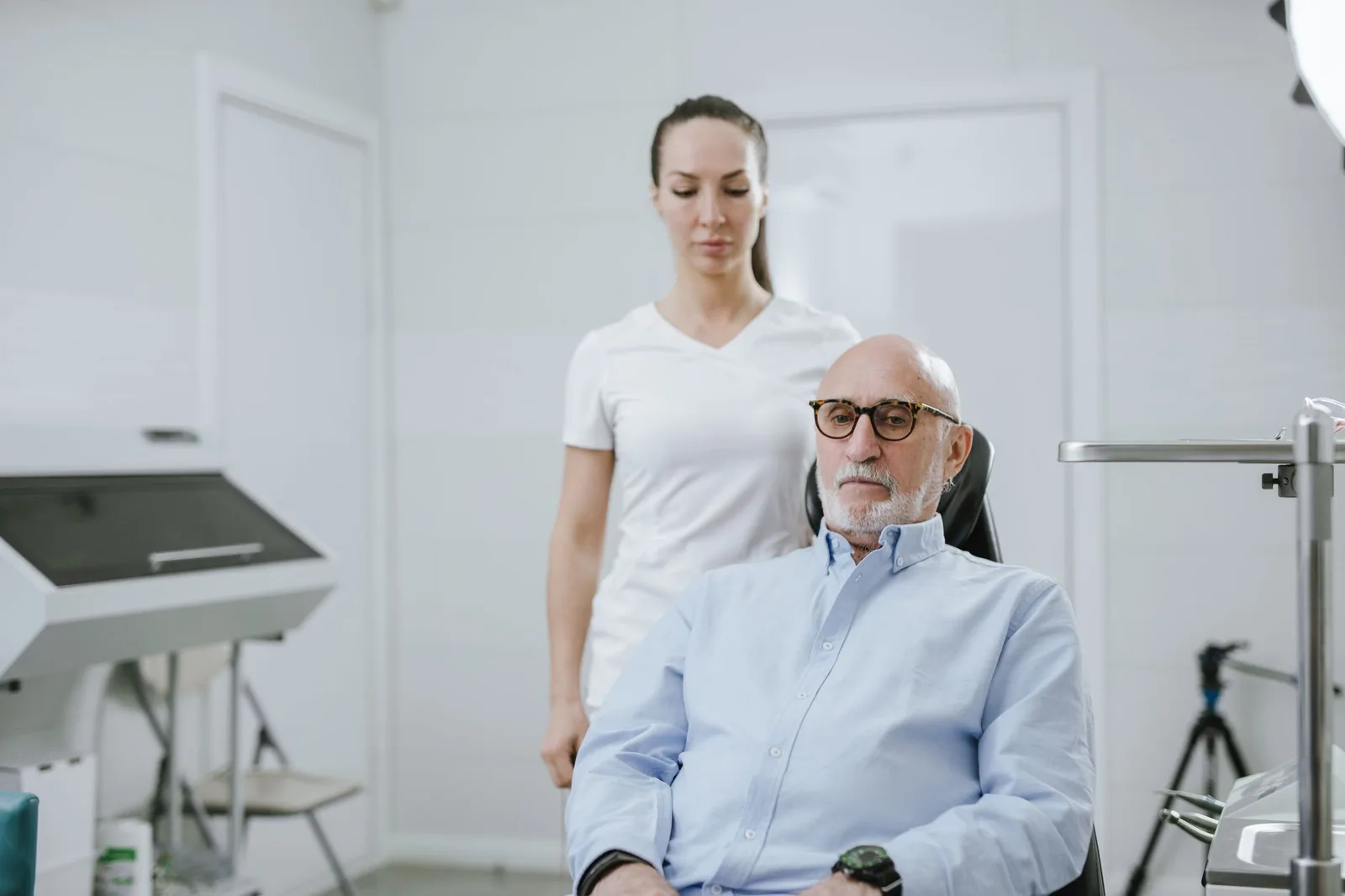 高齢者に神経系の健康について説明する医師 — 写真：SHVETS production / Pexels