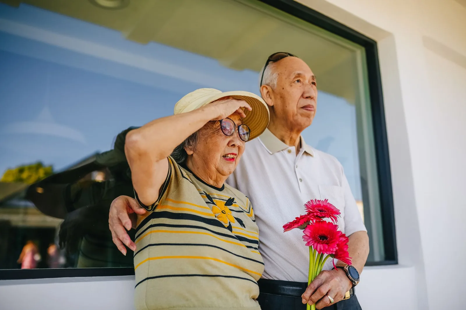 苦しそうに頭を抱える高齢女性 — 写真：RDNE Stock project / Pexels
