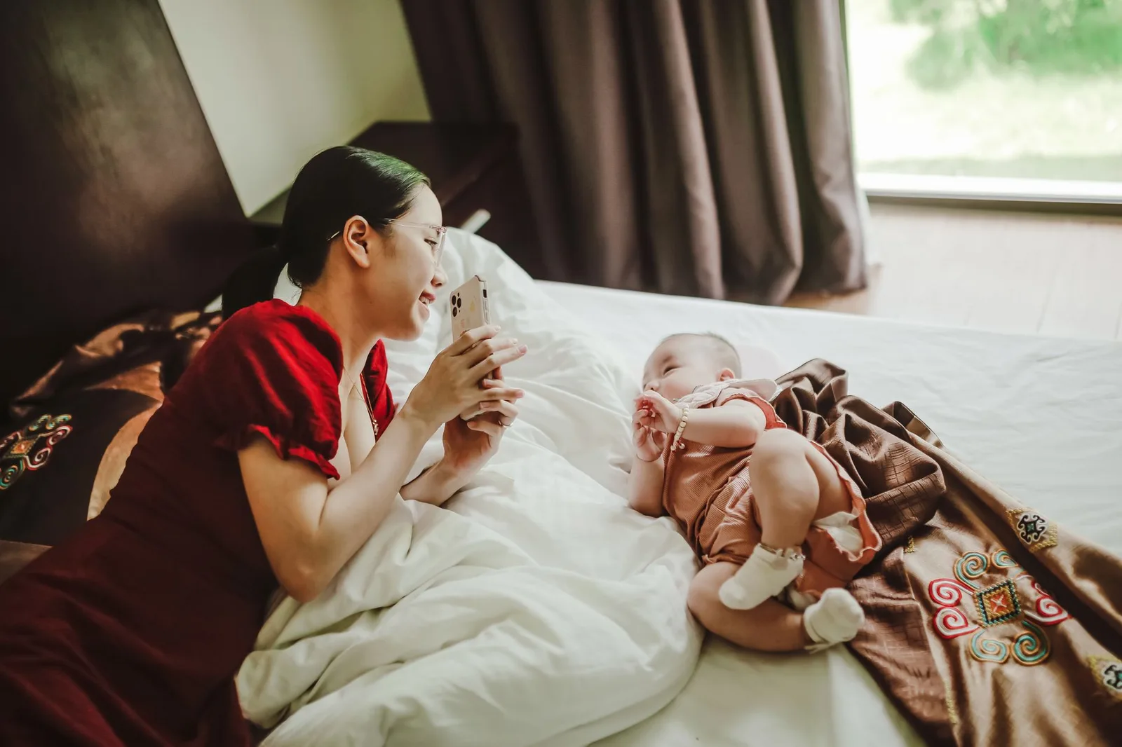 Mẹ theo dõi nhịp thở của trẻ sơ sinh