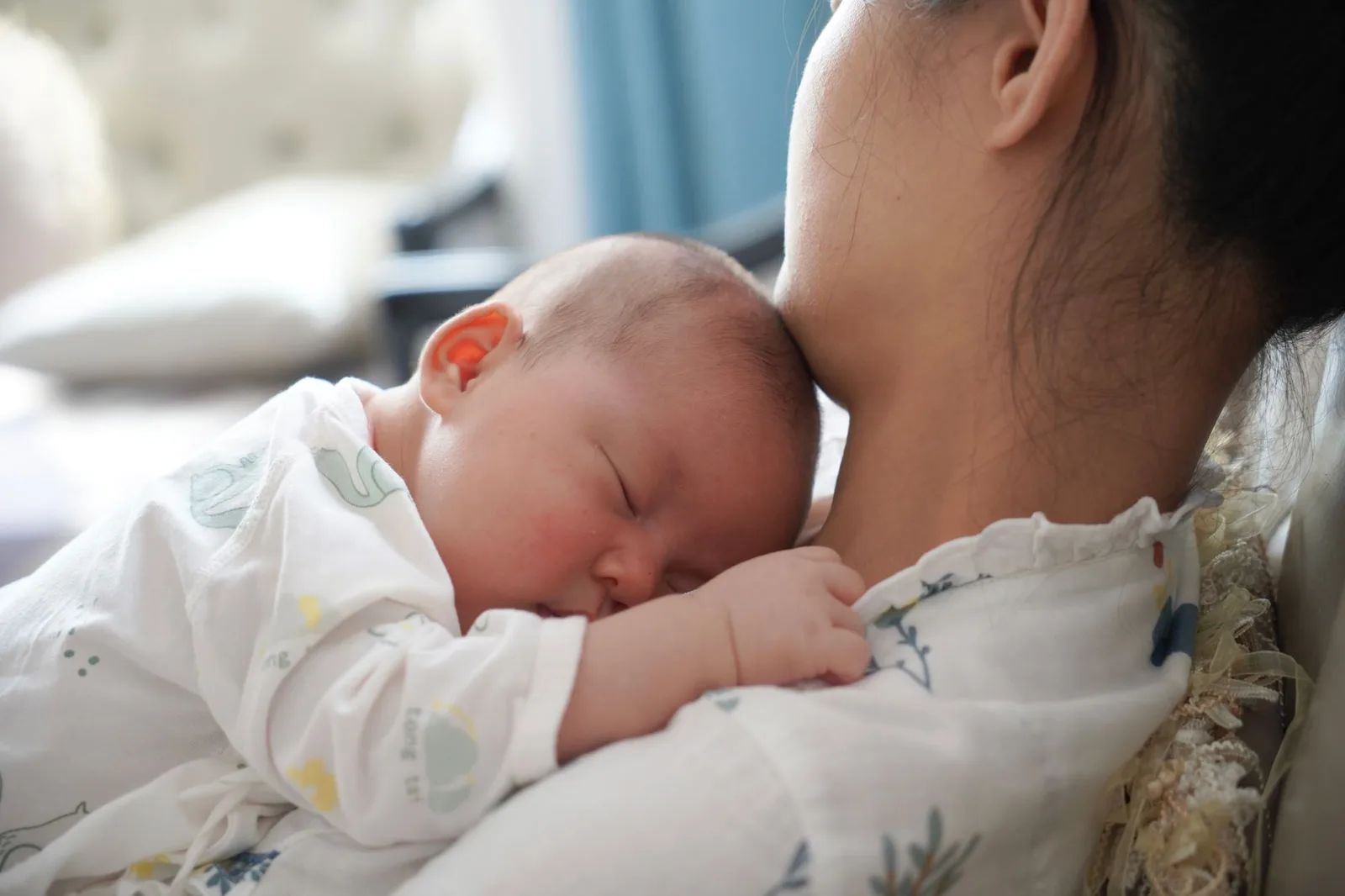 Người mẹ chăm sóc trẻ sơ sinh an toàn tại nhà