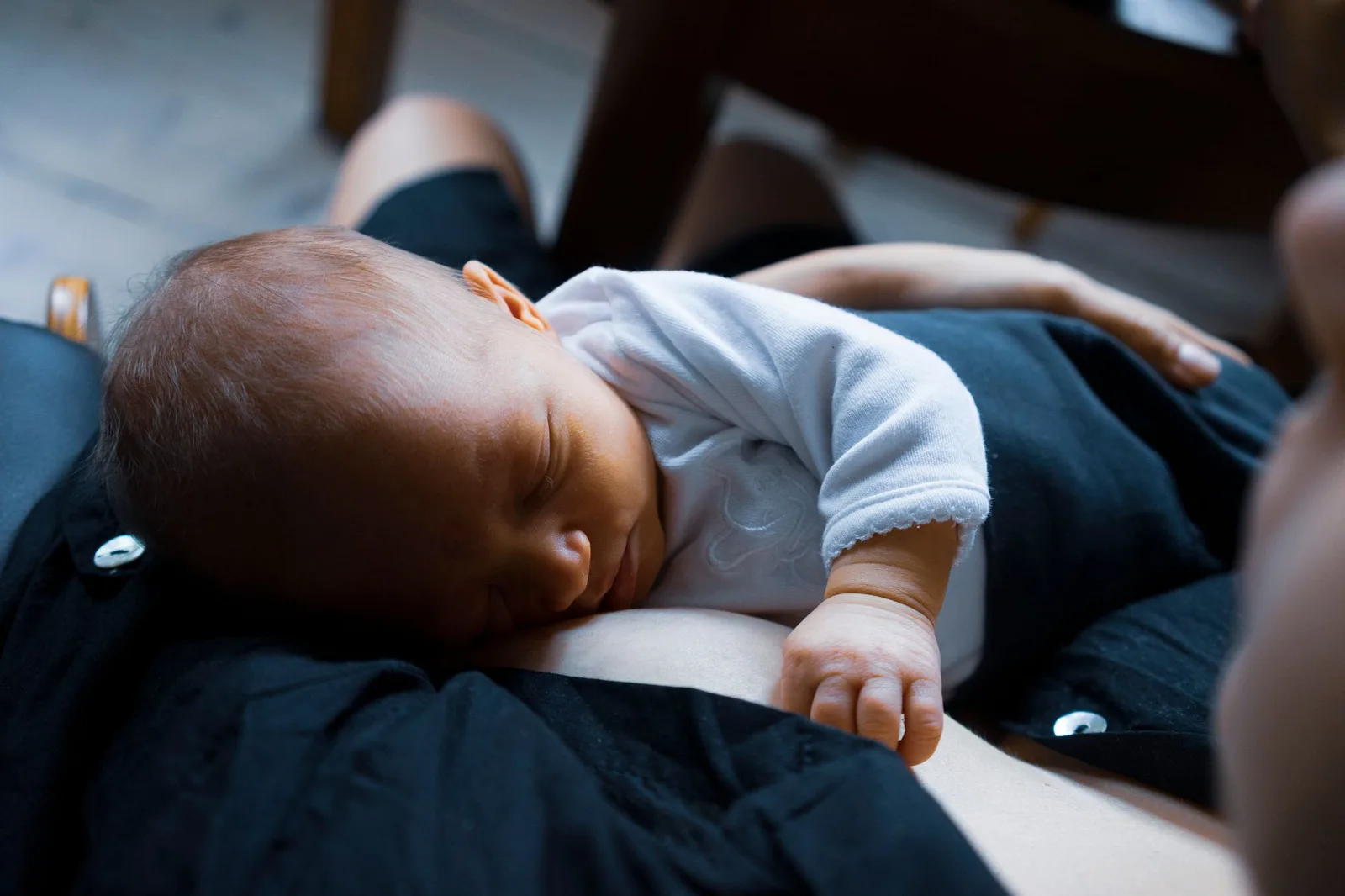 Người mẹ theo dõi tình trạng của trẻ sơ sinh bị ho