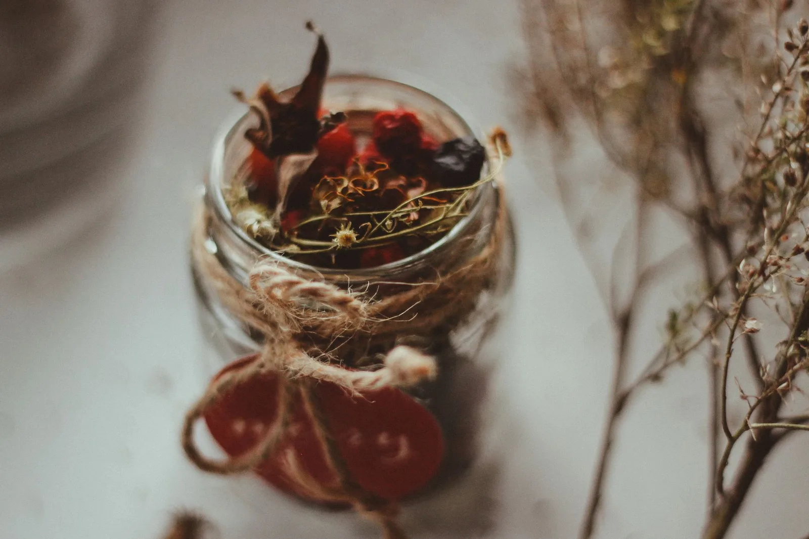 Dried herbal roots stored in a glass jar — Photo: Katya / Pexels