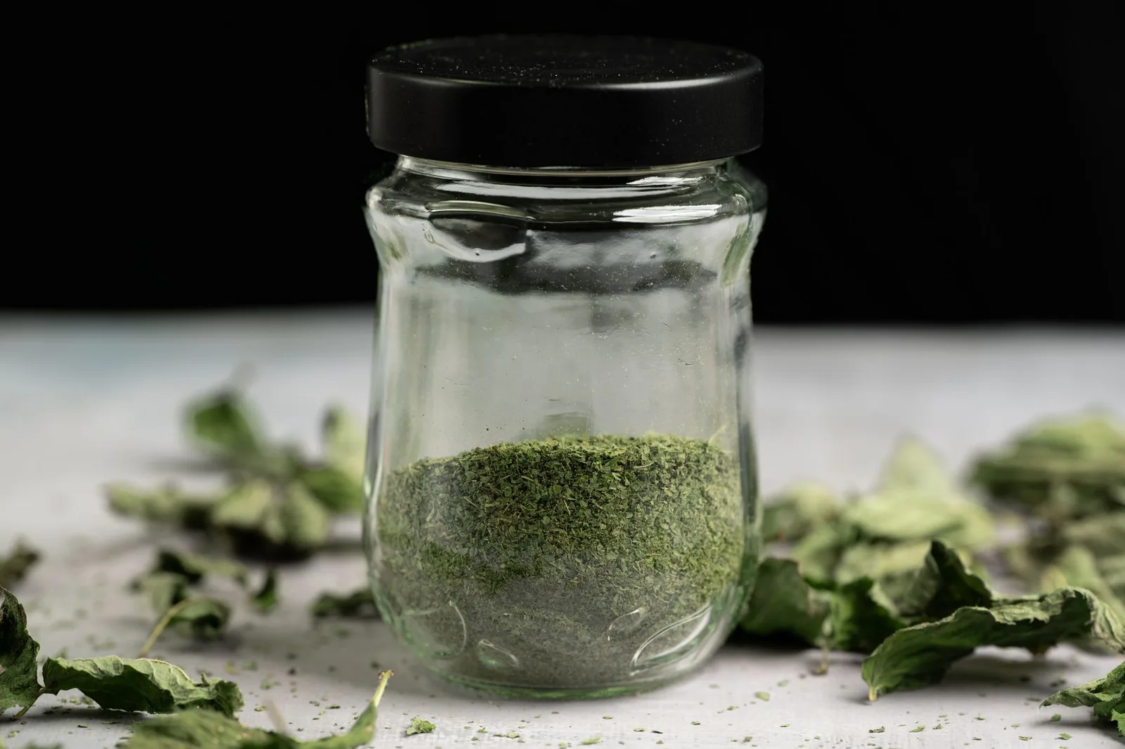 Herbs processed using different drying methods — Photo: Jana Ohajdova / Pexels