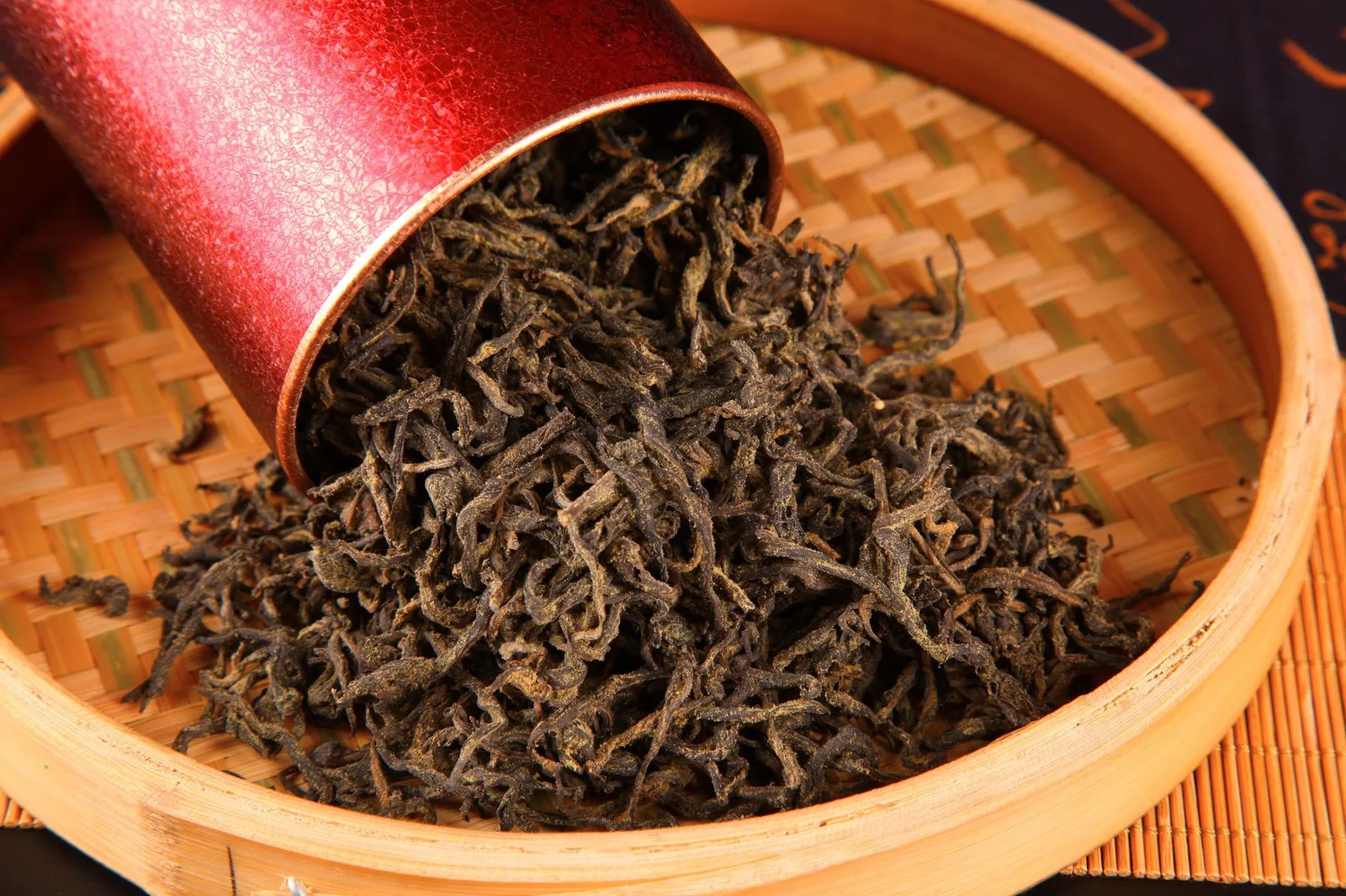 Kiểm tra hình dáng và chất lượng rễ thảo dược khô