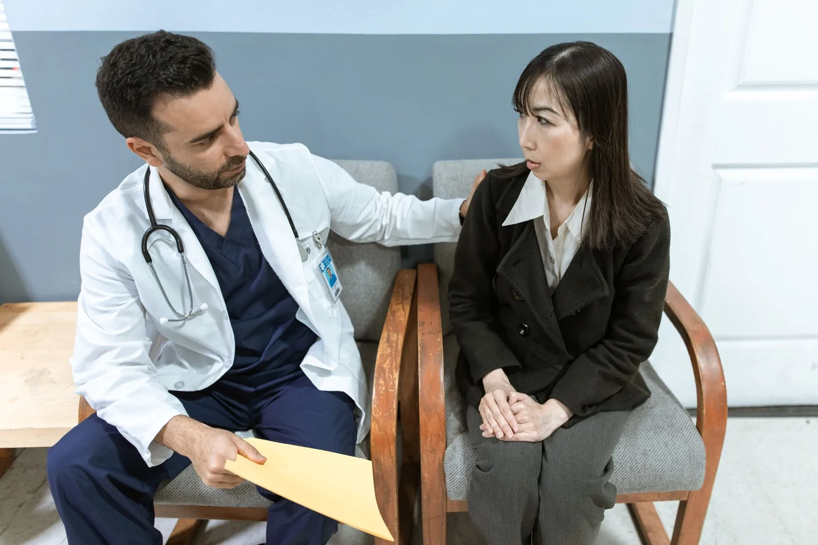 Doctor discussing the use of herbal products with medication with a patient — Photo: RDNE Stock project / Pexels