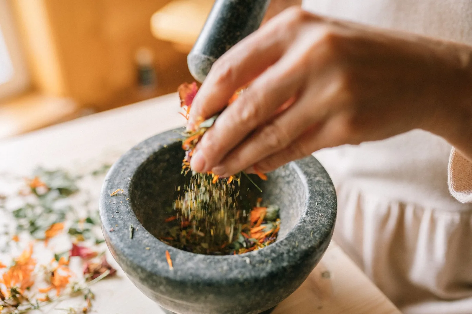 Preparing tea from dried herbal roots — Photo: Yan Krukau / Pexels