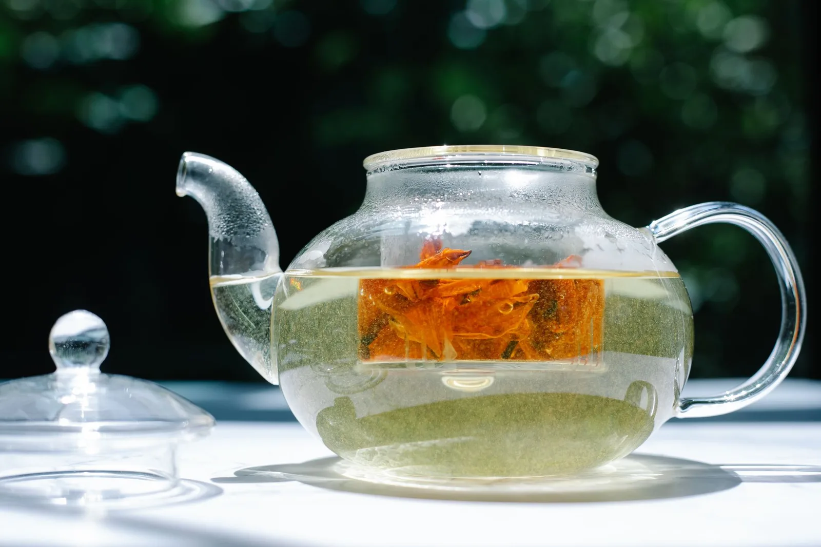 Herbal leaves brewed into hot tea — Photo: Anna Pou / Pexels