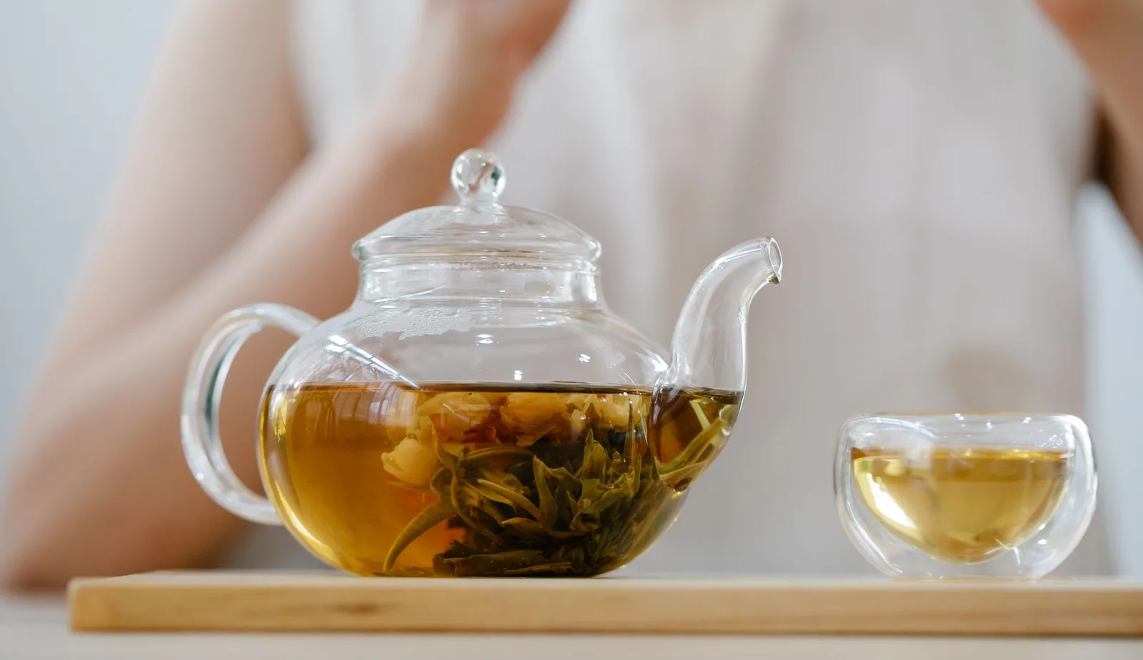 Herbal leaves used to brew hot tea — Photo: Anna Pou / Pexels