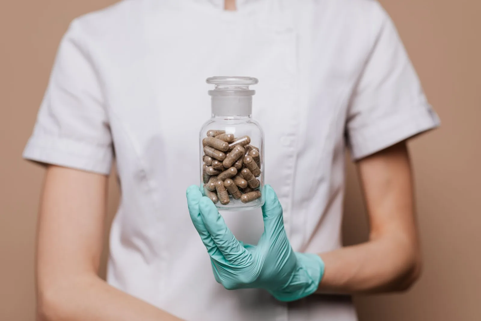 Asian doctor advising a patient on the safe use of herbal tea — Photo: https://kaboompics.com/ / Pexels