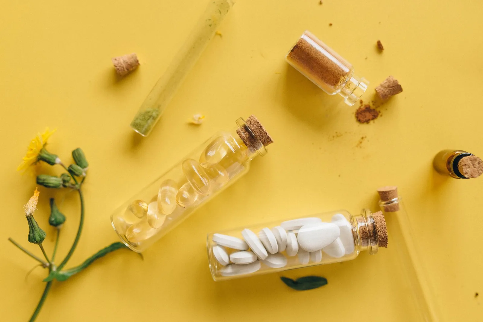 Herbal leaves beside medicine bottles — Photo: Nataliya Vaitkevich / Pexels